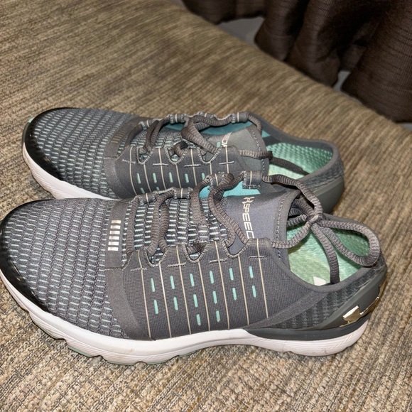 Women’s under armor athletic shoes size 8 worn a few times no stains no damage - Picture 4 of 5